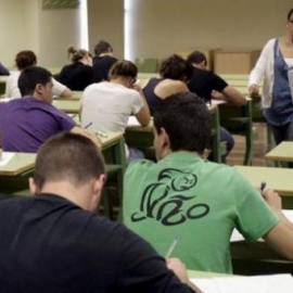 Varios estudiantes se examinan en un aula de un centro de educación. EFE/ Archivo