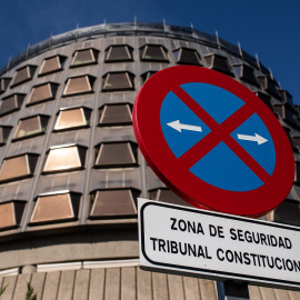 Una señal de parada y estacionamiento prohibidos delante de la sede del Tribunal Constitucional, en Madrid. E.P./Alejandro Martínez Vélez