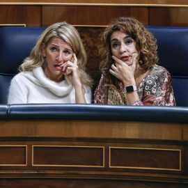 Las ministras de Trabajo, Yolanda Diaz, y Hacienda, María Jesús Montero, durante el pleno del Congreso.