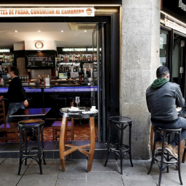 Dos personas toman un aperitivo en el exterior de un bar del Casco Viejo de Pamplona. — Jesús Diges / EFE