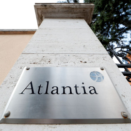 El logo del grupo Atlantia, en el exterior de su sede en Roma. REUTERS/Alessandro Bianchi