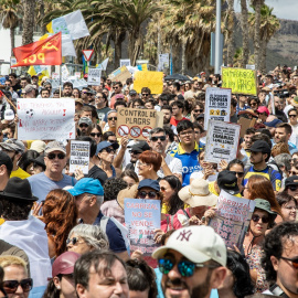 Decenas de personas protestan con carteles durante una manifestación contra el modelo turístico, a 20 de abril de 2024, en Las Palmas (Gran Canaria).