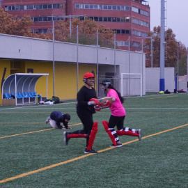 Les noies del criquet entrenant al camp de Baró de Viver.