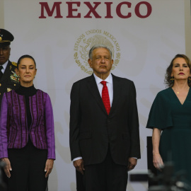 La presidenta electa de México, Claudia Sheinbaum, el presidente en funciones, Andrés Manuel López Obrador, y su esposa Beatriz Gutiérrez Mueller, a 16 de septiembre de 2024.