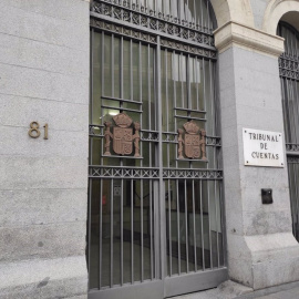 Entrada a la sede del Tribunal de Cuentas. en la calle Fuencarral de Madrid.