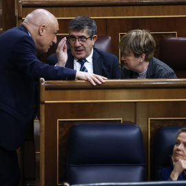 15/12/2022.- El portavoz del PSOE en el Congreso, Patxi López (c) conversa con el diputado socialista Rafael Simancas (i) durante el pleno del Congreso celebrado este jueves en Madrid. EFE/ Juan Carlos Hidalgo