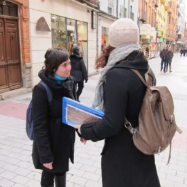 Imagen de una captadora de socios en la calle. Imagen de archivo de Europa Press