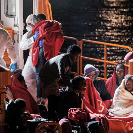 Foto tomada la noche del 16 de marzo en el muelle de Arguineguín (Gran Canaria), no publicada hasta la fecha, a la llegada del buque de Salvamento Marítimo Salvamar Macondo con los 53 supervivientes de una patera rescatada a 15 kilómetros de la isla, e