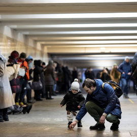 Los habitantes de Kiev utilizan su red de metro como refugio ante el ataque con misiles rusos, a 16 de diciembre de 2022.