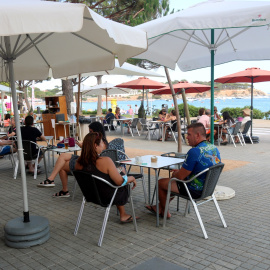 Clients en una terrassa de Sant Feliu de Guíxols aquest agost.