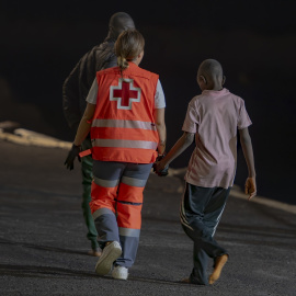 Un menor migrante llega al Puerto de La Restinga tras ser rescatado por la Guardamar Calliope, a 20 de septiembre de 2024, en El Hierro, Canarias (España).