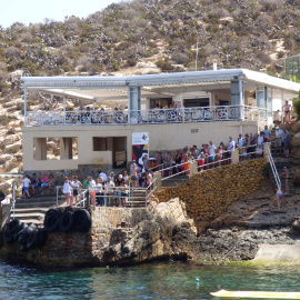 Restaurante ilegal de la Isla Benidorm:  vertiendo fecales al mar desde el franquismo