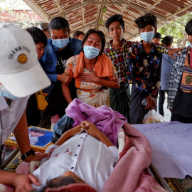 Una familia llora al perder a un miembro por la violencia de los militares, en Myanmar. - Reuters