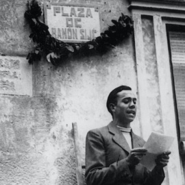 26/3/22 Miguel Hernández, recitando poemas en la plaza Ramón Sijé de Orihuela