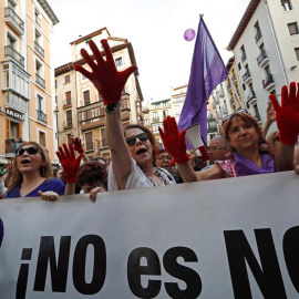 Manifestación en Pamplona en protesta por la puesta en libertad bajo fianza de los cinco miembros de 'La Manada'. EFE/ Villar López