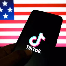 Logotipo de TikTok sobre un fondo con la bandera de Estados Unidos.