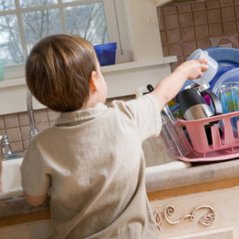 Un niño colaborando en las tareas de la casa / THINKSTOCK