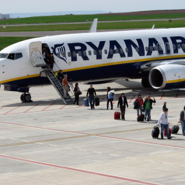 Imatge d'arxiu de passatgers baixant d'un avió de Ryanair l'any 2010 a l'Aeroport de Lleida-Alguaire.