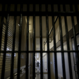 Un guardia tras las rejas del corredor de la muerte de la Prisión Estatal de San Quentin, en California. REUTERS/Stephen Lam