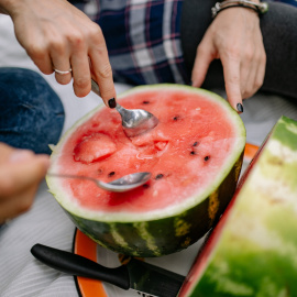 personas comiendo fruta