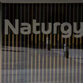 El logo de la energética Naturgy, en la puerta de entrada de su sede en Madrid. REUTERS/Sergio Perez