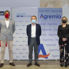 De izq. a der., Nacho Sequeira, director general de la Fundación Exit; Lorenzo Cooklin, director general de la Fundación Mutua Madrileña; e Inmaculada Peiró, directora general de Agremia, tras la firma del acuerdo del programa 'Jóvenes Profesionales 