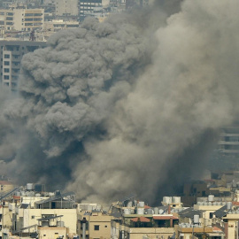 Una columna de humo sale de un edificio tras los ataques israelíes en los suburbios del sur de Beirut, Líbano, contra oficinas de Hizbulá, este sábado.