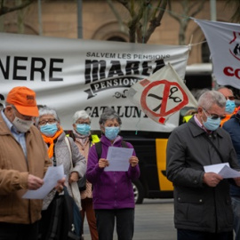 Un grupo de pensionistas durante una concentración convocada en la Plaza Universitat de Barcelona, Catalunya, (España), a 1 de marzo de 2021.