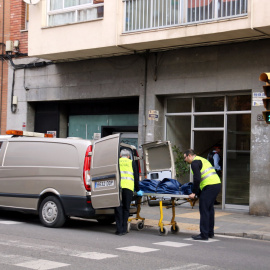 Els serveis judicials s'enduen el cadàver de la dona, trobat al traster del pis on vivia a Lleida.