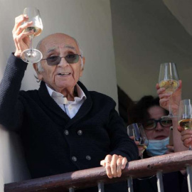 El poeta valenciano Francisco Brines celebra en su casa familiar en Oliva (València) el Premio Cervantes 2020.