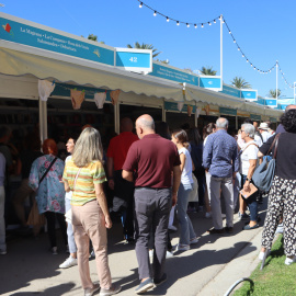 Visitants a La Setmana del Llibre en Català al Passeig Lluís Companys de Barcelona.