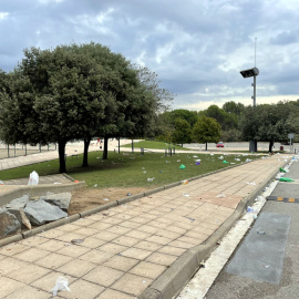 Restes de begudes, llaunes i plàstics després del macrobotellot al campus de la UAB.