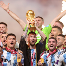 Lionel Messi levanta la Copa del Mundo después de que Argentina ganara la final del Mundial de Catar a Francia