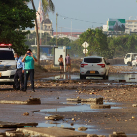 Vista hoy de las afectaciones causadas por el huracán Iota en una calle del sector turístico de Bocagrande, en Cartagena (Colombia).