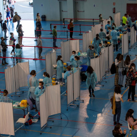 Cientos de docentes reciben la primera dosis de la vacuna AstraZeneca en un pabellón deportivo de la Universidad de Sevilla.