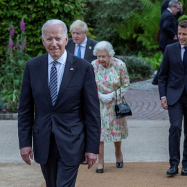 El presidente estadounidense, Joe Biden, en la recepción del G7, acompañado por el primer ministro británico, Boris Johnson; la reina Isabel II; y el presidente francés, Emmanuel Macron. - REUTERS