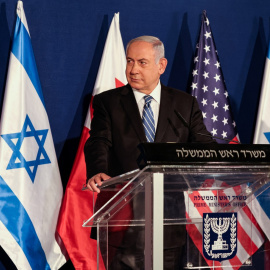 El primer ministro israelí, Benjamin Netanyahu, observa durante una conferencia de prensa con el secretario de Estado de los EEUU, Mike Pompeo, y el ministro de Relaciones Exteriores de Bahrein, Abdullatif Al Zayani, durante su reunión en Jerusalén.