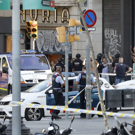 Despliegue policial en el lugar del atentado ocurrido hoy en las Ramblas de Barcelona. EFE/Andreu Dalmau