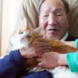 Iwao Hakamada sostiene un gato en su casa en Hamamatsu, Prefectura de Shizuoka, Japón, a 8 de febrero de 2024.