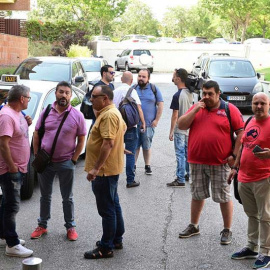 Trabajadores de Alcoa a la entrada de una reunión con la ministra de Industria. (FERNANDO VILLAR | EFE)