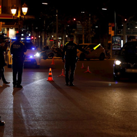 Control de la Guardia Urbana de Barcelona en la plaza Francesc Macià en la tercera noche del toque de queda