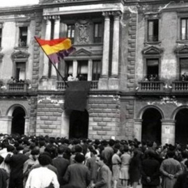 1931-04-14. Izada de la bandera republicana desde el balcón del Ayuntamiento.