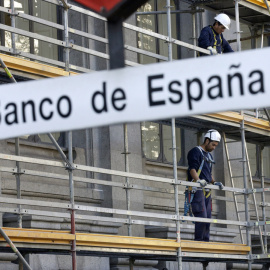 Varios trabajadores en las obras de rehabilitación de la fachada de la sede del edificio del Banco de España en Madrid. REUTERS/Andrea Comas