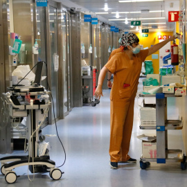 Passadís de l'UCI de l'Hospital Vall d'Hebron que atén pacients de Covid-19.