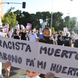 Varias personas durante una concentración convocada por STOP Racismo, a 27 de junio de 2021.