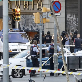 Despliegue policial en el lugar del atentado en las Ramblas de Barcelona, el 17 de agosto del 2017 EFE / Andreu Dalmau