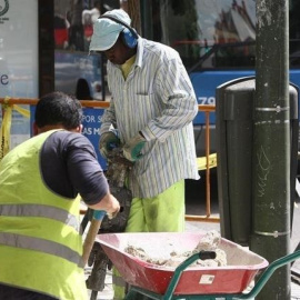 Trabajadores extranjeros en una obra en una calle de Madrid. E.P.