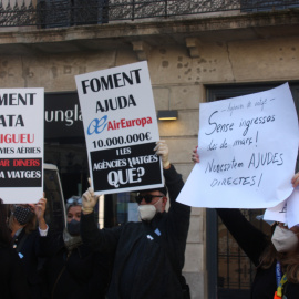 Cartells reivindicatius a la protesta del sector de les agències de viatges, a les portes de la Generalitat.