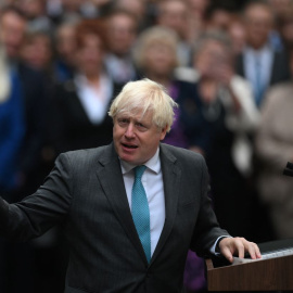 El primer ministro saliente de Gran Bretaña, Boris Johnson, pronuncia su último discurso frente al número 10 de Downing Street el 6 de septiembre de 2022.