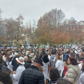 Centenares de personas protestan en la madrileña plaza de Chamberí, donde se sitúa la Consejería de Hacienda, contra las políticas sanitarias del Gobierno de Ayuso